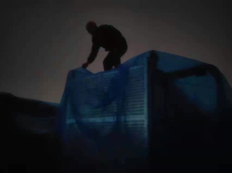 大誠人不畏風雪，加蓋雨布